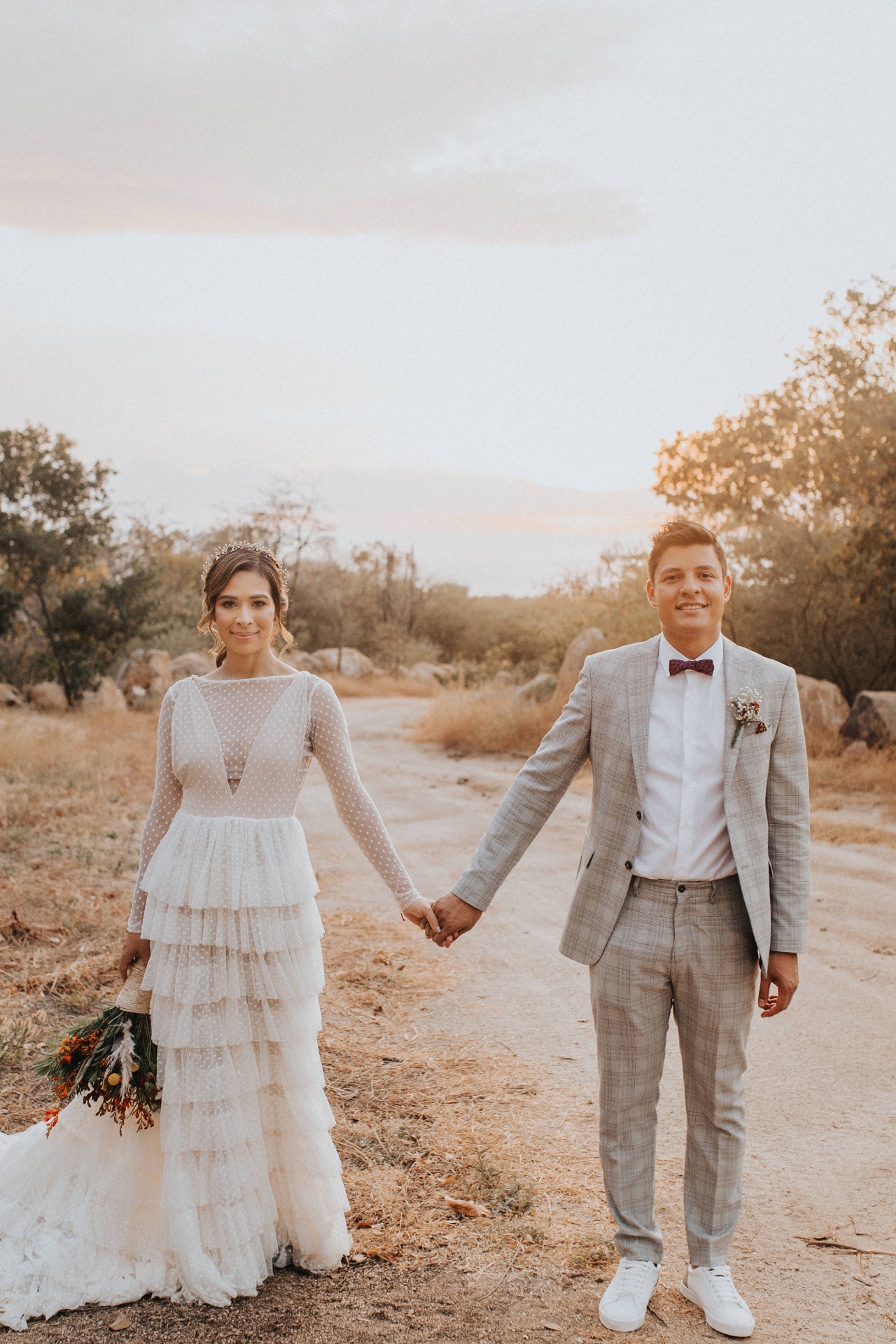 Novios al atardecer en un paisaje natural
